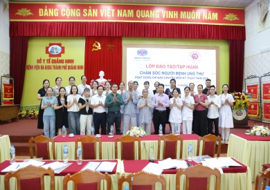 BỆNH VIỆN ĐA KHOA THÀNH PHỐ QUẢNG NINH TỔ CHỨC TẬP HUẤN CHUYÊN SÂU VỀ CHĂM SÓC NGƯỜI BỆNH UNG THƯ
