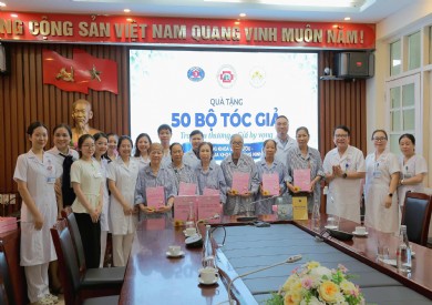 BỆNH VIỆN K TRAO TẶNG 50 BỘ TÓC GIẢ, TIẾP THÊM NGHỊ LỰC CHO NGƯỜI BỆNH UNG THƯ
